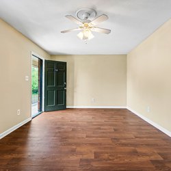bedroom with vinyl flooring at Woodlawn Manor, located in Tuscaloosa, AL