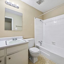 updated bathroom at Woodlawn Manor, located in Tuscaloosa, AL