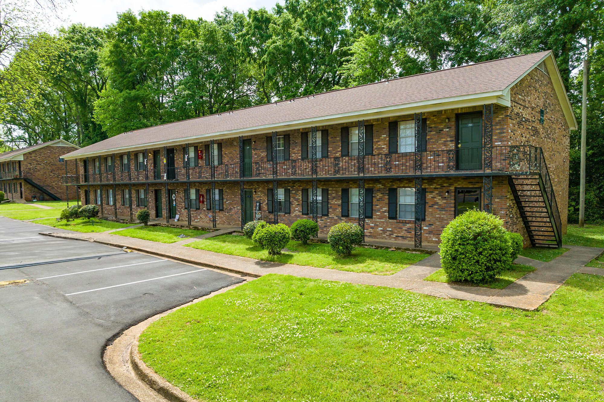 panoramic-view-of-the-parking-lot-at-Woodlawn-Manor,-located-in-Tuscaloosa,-AL